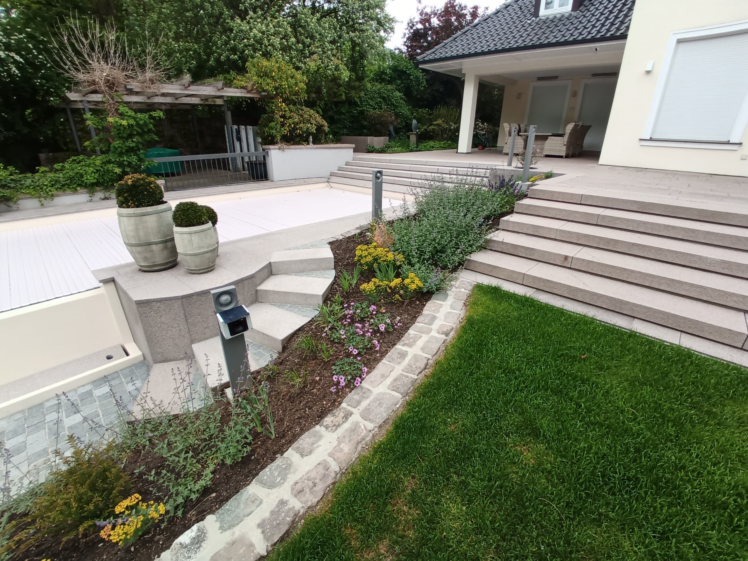 Garten-mit-Treppe-und-Beet