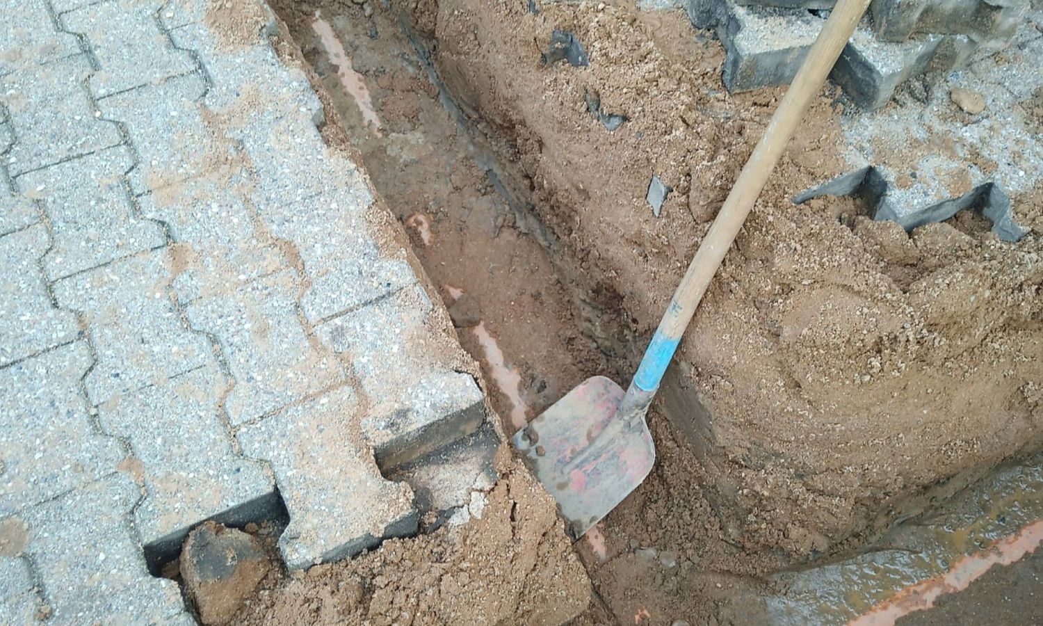 Regenentwasserung-Graben-und-Steine