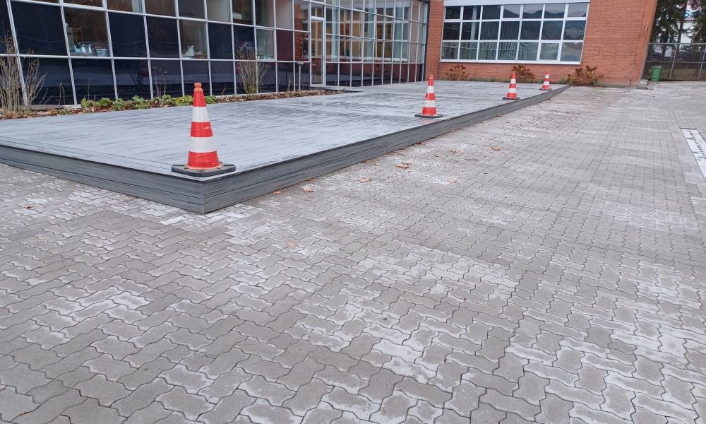 Terrassenfläche-vor-Gebäude