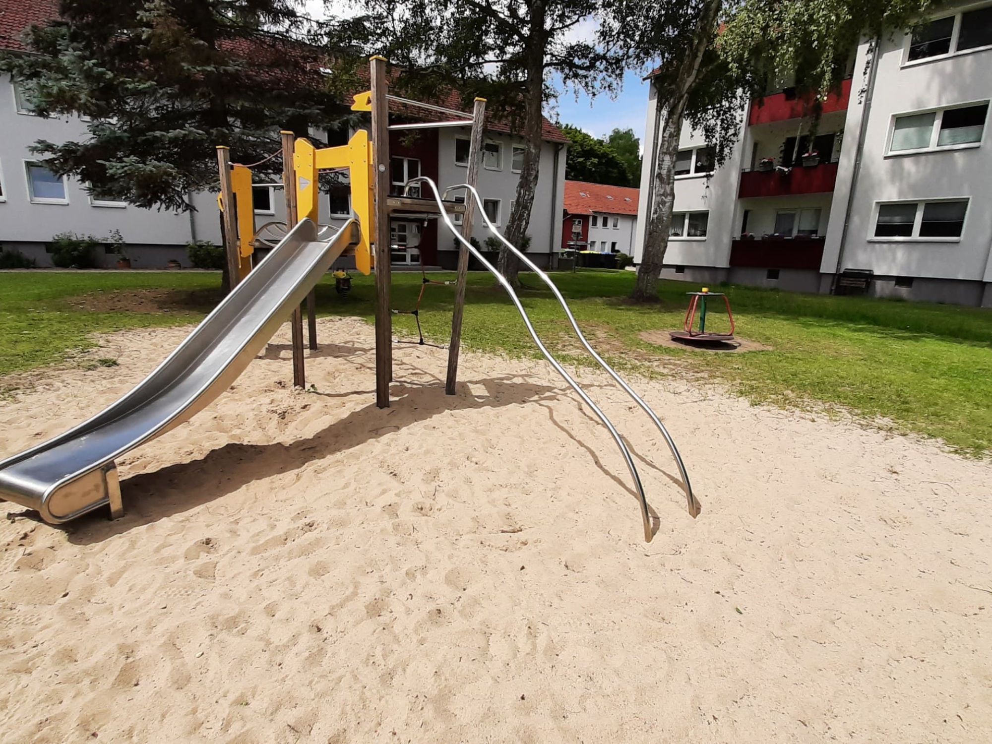 Rutsche-auf-Spielplatz