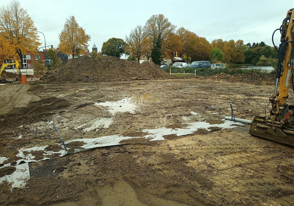 Landschaftsbau-in-Arbeit-Bagger